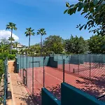 Friends & Family Well Presented Located In La Dama De Noche Marbella