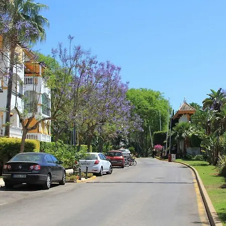 Friends & Family Well Presented Located In La Dama De Noche Marbella