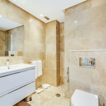 Apartment Friends & Family Well Presented Located In La Dama De Noche Marbella