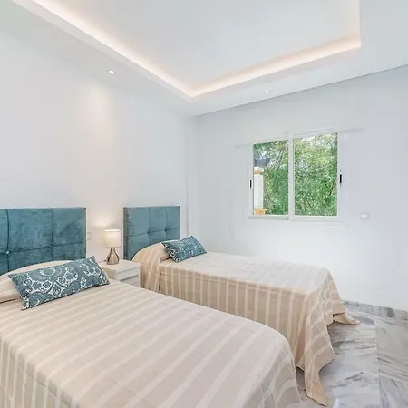 Friends & Family Well Presented Located In La Dama De Noche * Marbella