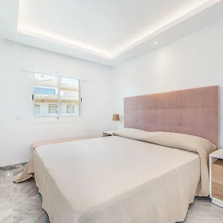 Friends & Family Well Presented Located In La Dama De Noche Marbella