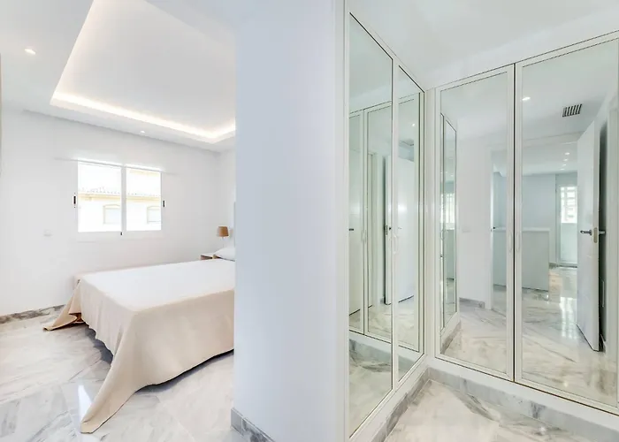 Friends & Family Well Presented Located In La Dama De Noche Marbella