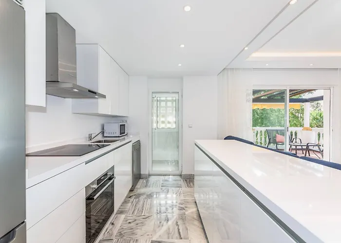 Friends & Family Well Presented Located In La Dama De Noche * Marbella