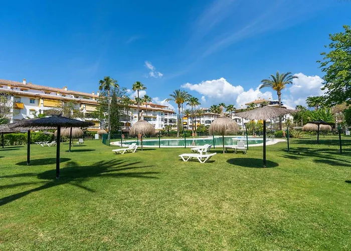 Friends & Family Well Presented Located In La Dama De Noche Marbella