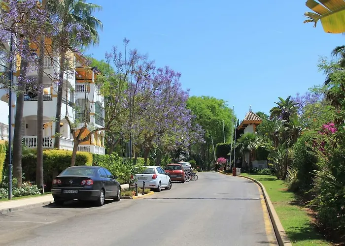 Friends & Family Well Presented Located In La Dama De Noche Marbella