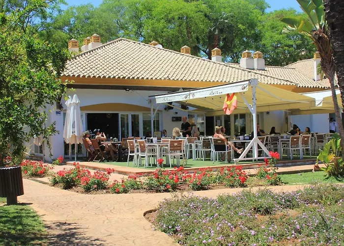 Friends & Family Well Presented Located In La Dama De Noche Marbella