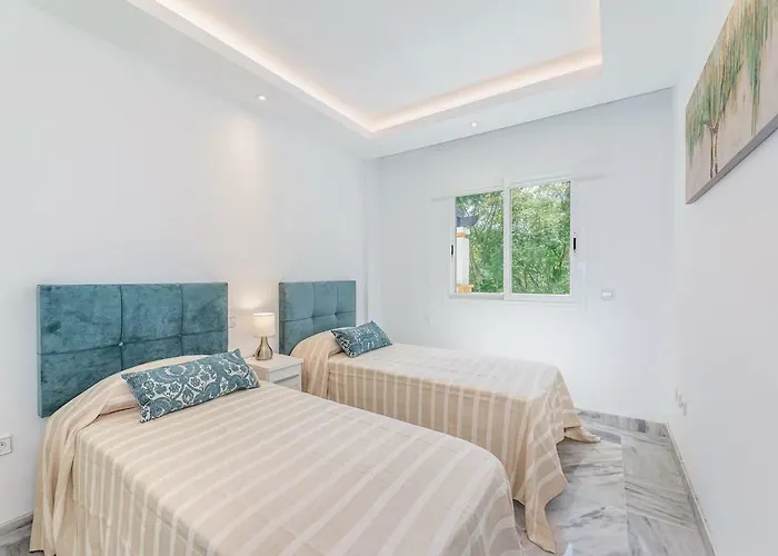 Friends & Family Well Presented Located In La Dama De Noche * Marbella