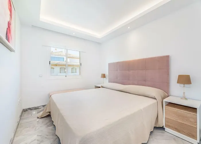 Friends & Family Well Presented Located In La Dama De Noche Marbella