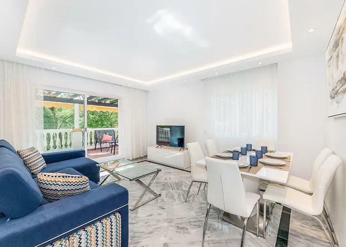 Friends & Family Well Presented Located In La Dama De Noche * Marbella