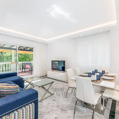 Friends & Family Well Presented Located In La Dama De Noche Marbella