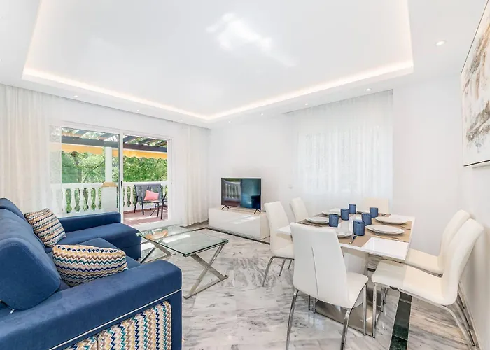 Friends & Family Well Presented Located In La Dama De Noche Marbella