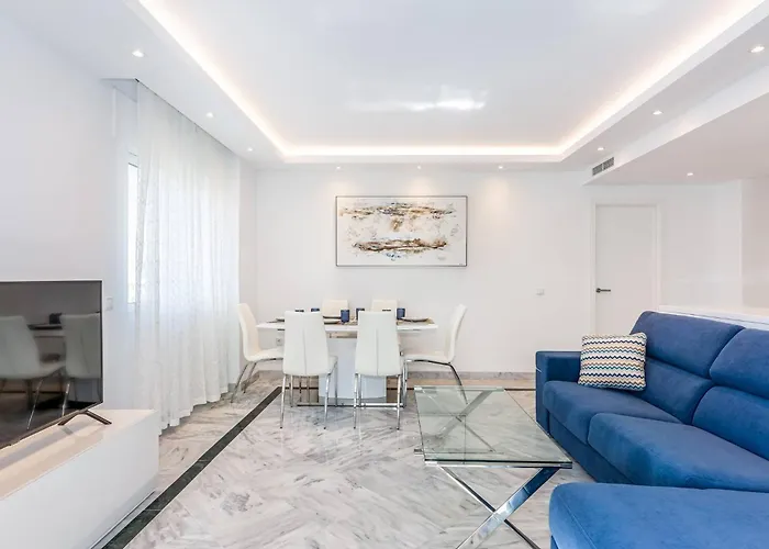 Friends & Family Well Presented Located In La Dama De Noche Marbella