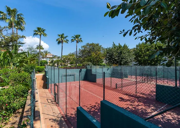 Friends & Family Well Presented Located In La Dama De Noche Marbella